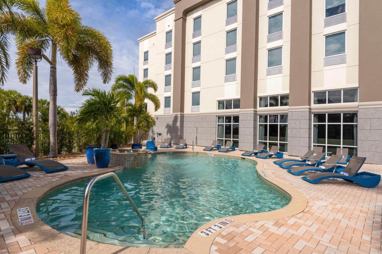 Hampton Inn & Suites Fort Myers-Colonial Boulevard Exteriér fotografie